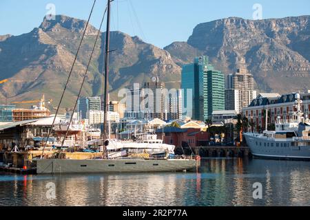 Le Cap, Afrique du Sud, 27 mars 2023. Vue sur Table Mountain depuis le front de mer. Banque D'Images