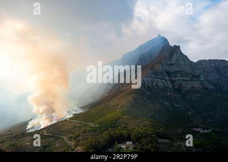 Brûlage contrôlé le 2023 mars matin au pied de la montagne de la Table, au Cap, en Afrique du Sud. Regardez une randonnée au lever du soleil jusqu'à Lions Head. Banque D'Images