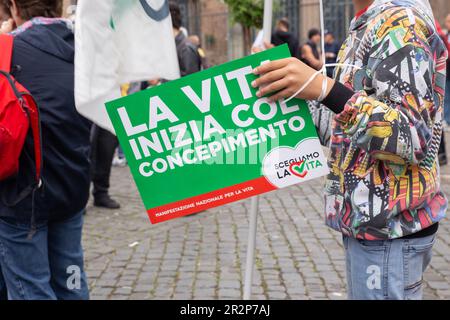 Rome, Italie. 20th mai 2023. Bannière de défense de la vie pendant la manifestation à Rome à l'occasion de la Journée de la famille 2023 (Credit image: © Matteo Nardone/Pacific Press via ZUMA Press Wire) USAGE ÉDITORIAL SEULEMENT! Non destiné À un usage commercial ! Banque D'Images