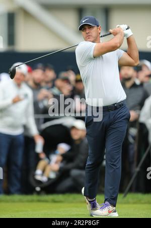 Rochester, Etats-Unis. 20th mai 2023. Brooks Kopeka, des États-Unis, regarde son tee-shirt tiré sur le 8th trous lors du troisième tour du championnat PGA 2023 au Oak Hill Country Club de Rochester, New York, samedi, 20 mai 2023. Photo par Aaron Josefczyk/UPI crédit: UPI/Alay Live News Banque D'Images