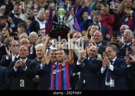 Barcelone, Espagne. 20th mai 2023. Sergio Busquets du FC Barcelone reçoit le Trophée de la Liga 2022-2023 Champion lors du match de la Liga entre le FC Barcelone et Real Sociedad joué au stade Spotify Camp Nou sur 20 mai 2023 à Barcelone, Espagne. (Photo de Sergio Ruiz/PRESSIN) Credit: PRESSINPHOTO SPORTS AGENCY/Alay Live News Banque D'Images