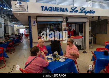 Petit déjeuner à Taqueria la Lupita dans le quartier Santiago de Merida Yucatan Mexique Banque D'Images