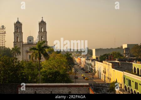 Cathédrale San Servasio d'une chambre d'hôtel donnant sur la place centrale principale de Valladolid Yucatan Mexique Banque D'Images