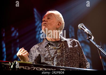 Le bluesman anglais John Mayall, OBE, qui se produit au Festival de blues d'Avignon, France, le 16 octobre 2015. Banque D'Images