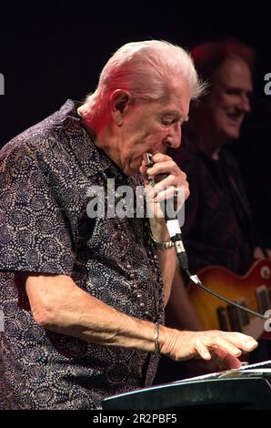 Le bluesman anglais John Mayall, OBE, qui se produit au Festival de blues d'Avignon, France, le 16 octobre 2015. Banque D'Images