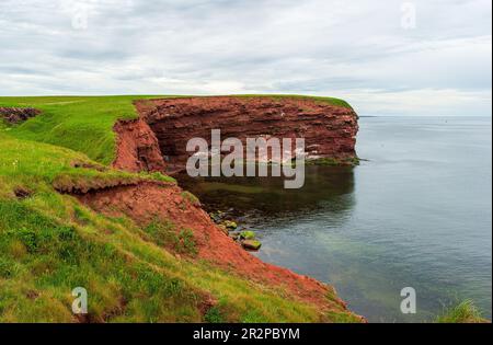 Cape Tryon. Falaises de grès le long du golfe du Saint-Laurent, océan Atlantique. Érosion côtière, Côte nord de l'Île-du-Prince-Édouard, Canada. Banque D'Images