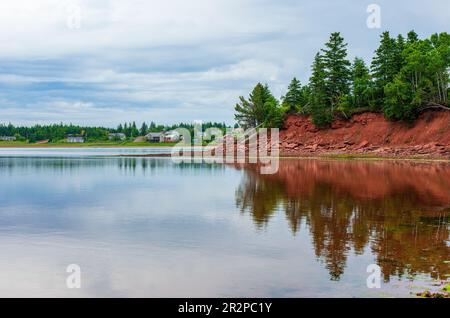 Swimming Rock - une plage publique près des falaises de grès rouge, sur la rive nord de l'Île-du-Prince-Édouard, Canada. Banque D'Images