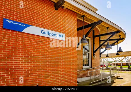 Une nouvelle signalisation Amtrak est affichée au dépôt de la gare Union de Gulfport, 13 mai 2023, à Gulfport, Mississippi. Banque D'Images