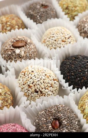 Assortiment de différentes délicieuses boules de bonbons végétaliens, en gros plan Banque D'Images