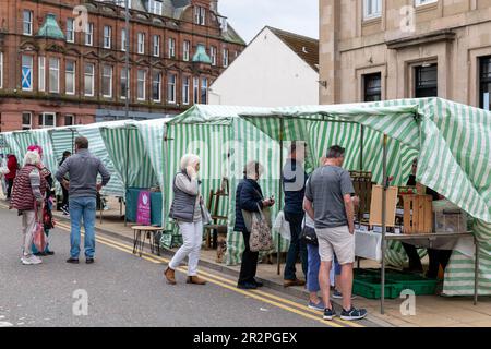 20 mai 2023. High Street, Nairn, Écosse. C'est les gens qui font du shopping aux stands du marché de la rue Nairn High Street. Banque D'Images