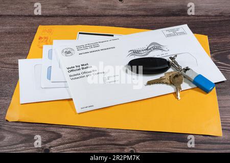 Lac Elsinore, CA, Etats-Unis - 30 mai,2022: Bulletin officiel des élections en haut de la pile de courrier. Banque D'Images