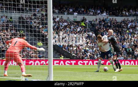 Londres, Royaume-Uni. 20th mai 2023. Ben Mee de Brentford lutte pour le bal avec Harry Kane de Tottenham Hotspur. Match de la Premier League, Tottenham Hotspur v Brentford au Tottenham Hotspur Stadium de Londres, le samedi 20th mai 2023. Cette image ne peut être utilisée qu'à des fins éditoriales. Usage éditorial seulement, photo par Sandra Mailer/Andrew Orchard sports photographie/Alamy Live News crédit: Andrew Orchard sports photographie/Alamy Live News Banque D'Images