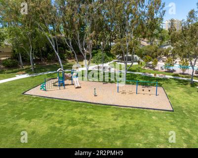 Vue aérienne des installations de loisirs avec jeux pour enfants dans la communauté résidentielle privée de la Jolla, Califonia, Etats-Unis. 15 avril 2022 Banque D'Images