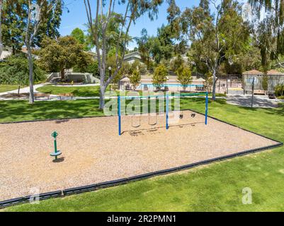 Vue aérienne des installations de loisirs avec jeux pour enfants dans la communauté résidentielle privée de la Jolla, Califonia, Etats-Unis. 15 avril 2022 Banque D'Images