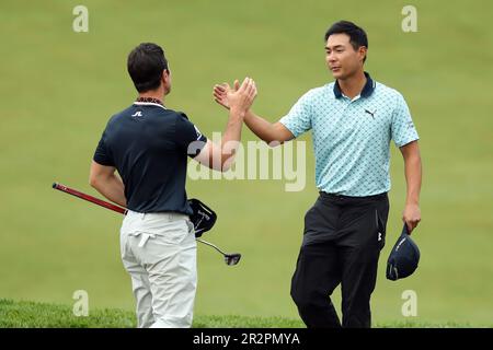 Rochester, Etats-Unis. 20th mai 2023. Viktor Hovland (L) et Justin Suh se bousculer après avoir terminé le troisième tour du championnat PGA 2023 au Oak Hill Country Club de Rochester, New York, samedi, 20 mai 2023. Photo par Aaron Josefczyk/UPI crédit: UPI/Alay Live News Banque D'Images