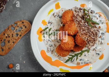 Croquettes de pommes de terre - purée de pommes de terre boulettes panées et frites, servies avec différentes sauces. Banque D'Images