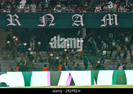 Curitiba, Brésil. 20th mai 2023. PR - CURITIBA - 05/20/2023 - BRASILEIRO A 2023, CORITIBA X ATLETICO-MG - les fans de Coritiba entrent en conflit avec la police après le match contre Atletico-MG au stade Couto Pereira pour le championnat BRÉSILIEN A 2023. Photo: Gabriel Machado/ AGIF/Sipa USA crédit: SIPA USA/Alay Live News Banque D'Images