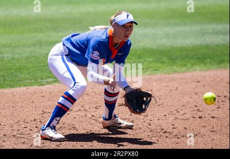 20 mai 2023 Palo Alto CA États-Unis L'infielor de Floride SkMylar Wallace (17) pendant les avertissements au NCAA Stanford Regional Softball jeu entre Florida Gators et le Cardinal de Stanford au Boyd & Jill Smith Family Stadium Palo Alto Calif. Thurman James/CSM(Credit image: © Thurman James/Cal Sport Media) Banque D'Images