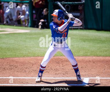 20 mai 2023 Palo Alto CA États-Unis L'infielder de Floride SkMylar Wallace (17) à la batte pendant le jeu régional de softball NCAA de Stanford entre Florida Gators et le Cardinal de Stanford. Stanford a battu Florida 8-0 au stade Boyd & Jill Smith Family Stadium Palo Alto Calif. Thurman James/CSM(Credit image: © Thurman James/Cal Sport Media) Banque D'Images