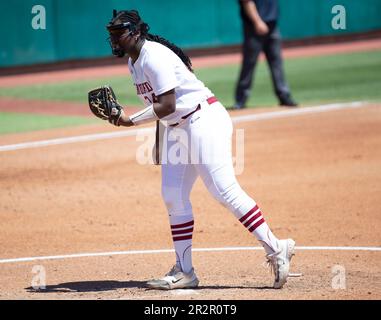 20 mai 2023 Palo Alto CA États-Unis Lanceur de Stanford/lanceur de secours NiJaree Canady (24) lance un jeu de shout pendant le jeu de softball régional de Stanford de NCAA entre Florida Gators et le Cardinal de Stanford. Stanford a battu Florida 8-0 au stade Boyd & Jill Smith Family Stadium Palo Alto Calif. Thurman James/CSM Banque D'Images