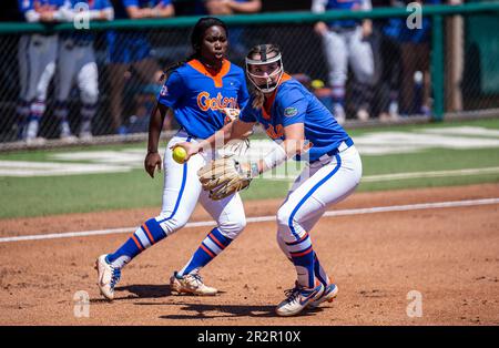 20 mai 2023 Palo Alto CA États-Unis Elizabeth Hightower (22), pichet de départ/pichet de secours de Floride, joue sur le terrain pendant le jeu de softball régional de Stanford de NCAA entre Florida Gators et le Cardinal de Stanford. Stanford a battu Florida 8-0 au stade Boyd & Jill Smith Family Stadium Palo Alto Calif. Thurman James/CSM Banque D'Images