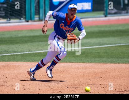 20 mai 2023 Palo Alto CA États-Unis L'infielor de Floride SkMylar Wallace (17) fait un jeu d'infield pendant le jeu régional de softball de NCAA Stanford entre Florida Gators et le Cardinal de Stanford. Stanford a battu Florida 8-0 au stade Boyd & Jill Smith Family Stadium Palo Alto Calif. Thurman James/CSM Banque D'Images