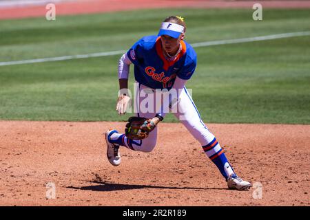 20 mai 2023 Palo Alto CA États-Unis L'infielor de Floride SkMylar Wallace (17) fait un jeu d'infield pendant le jeu régional de softball de NCAA Stanford entre Florida Gators et le Cardinal de Stanford. Stanford a battu Florida 8-0 au stade Boyd & Jill Smith Family Stadium Palo Alto Calif. Thurman James/CSM Banque D'Images