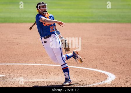 20 mai 2023 Palo Alto CA États-Unis Le pichet de départ/pichet de secours de Floride Elizabeth Hightower (22) livre le ballon pendant le jeu de softball régional de Stanford de NCAA entre les Gators de Floride et le Cardinal de Stanford. Stanford a battu Florida 8-0 au stade Boyd & Jill Smith Family Stadium Palo Alto Calif. Thurman James/CSM Banque D'Images