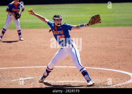 20 mai 2023 Palo Alto CA États-Unis Le pichet de départ/pichet de secours de Floride Elizabeth Hightower (22) livre le ballon pendant le jeu de softball régional de Stanford de NCAA entre les Gators de Floride et le Cardinal de Stanford. Stanford a battu Florida 8-0 au stade Boyd & Jill Smith Family Stadium Palo Alto Calif. Thurman James/CSM Banque D'Images