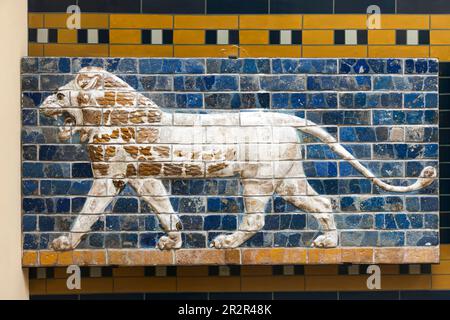 Lion, relief de 'la rue de procession' à Babylone, brique vitrifiée, Musées d'Archéologie d'Istanbul, Istanbul, Turquie Banque D'Images