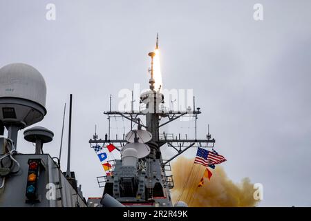 230520-N-NQ285-1149 OCÉAN ATLANTIQUE NORD (20 mai 2023) le destroyer de missile guidé de classe Arleigh Burke USS porter (DDG 78) lance un missile intercepteur standard missile-2 Block 3A lors d'un exercice de tir en direct à l'appui de l'exercice formidable Bouclier 2023, 20 mai 2023. Formidable Shield est un exercice biennal impliquant une série d'événements de tir en direct contre des cibles subsoniques, supersoniques et balistiques, intégrant plusieurs navires, avions et forces terrestres alliés travaillant dans des espaces de bataille pour produire des effets. (É.-U. Photo de la marine par Sawyer Connally, spécialiste des communications de masse, classe 2nd) Banque D'Images