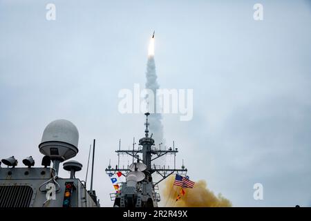 230520-N-NQ285-1151 OCÉAN ATLANTIQUE NORD (20 mai 2023) le destroyer de missile guidé de classe Arleigh Burke USS porter (DDG 78) lance un missile intercepteur standard missile-2 Block 3A lors d'un exercice de tir en direct à l'appui de l'exercice formidable Bouclier 2023, 20 mai 2023. Formidable Shield est un exercice biennal impliquant une série d'événements de tir en direct contre des cibles subsoniques, supersoniques et balistiques, intégrant plusieurs navires, avions et forces terrestres alliés travaillant dans des espaces de bataille pour produire des effets. (É.-U. Photo de la marine par Sawyer Connally, spécialiste des communications de masse, classe 2nd) Banque D'Images