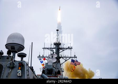 230520-N-NQ285-1150 OCÉAN ATLANTIQUE NORD (20 mai 2023) le destroyer de missile guidé de classe Arleigh Burke USS porter (DDG 78) lance un missile intercepteur standard missile-2 Block 3A lors d'un exercice de tir en direct à l'appui de l'exercice formidable Bouclier 2023, 20 mai 2023. Formidable Shield est un exercice biennal impliquant une série d'événements de tir en direct contre des cibles subsoniques, supersoniques et balistiques, intégrant plusieurs navires, avions et forces terrestres alliés travaillant dans des espaces de bataille pour produire des effets. (É.-U. Photo de la marine par Sawyer Connally, spécialiste des communications de masse, classe 2nd) Banque D'Images