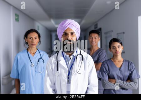 Portrait de groupe de divers médecins masculins et féminins debout dans le couloir de l'hôpital Banque D'Images