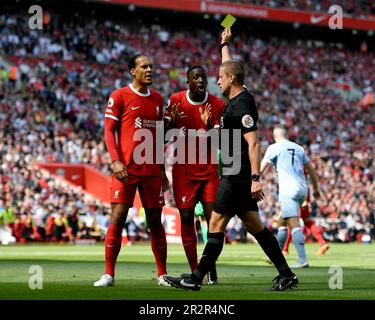 Liverpool, Royaume-Uni. 20th mai 2023. Arbitre John Brooks réserve Ibrahima Konate de Liverpool et attribue une pénalité à Aston Villa lors du match de la Premier League à Anfield, Liverpool. Crédit photo à lire: Gary Oakley/Sportimage crédit: Sportimage Ltd/Alay Live News Banque D'Images