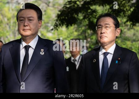 Hiroshima, Japon. 21st mai 2023. Le Yoon Suk Yeol (L) de la Corée du Sud et le Premier ministre japonais Fumio Kishida visitent le « document en mémoire des victimes coréennes de la Bombe A », près du parc commémoratif de la paix à Hiroshima sur 21 mai 2023, en marge de la réunion des dirigeants du Sommet de G7. (Credit image: © POOL via ZUMA Press Wire) USAGE ÉDITORIAL SEULEMENT! Non destiné À un usage commercial ! Banque D'Images