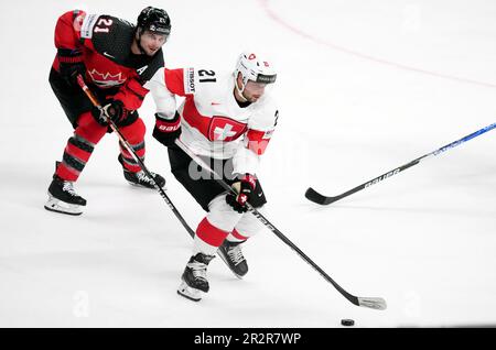 Riga, Lettonie. 20th mai 2023. Scott Laughton (L), l'avant du Canada, rivalise avec Kevin Fiala, l'avant de la Suisse, lors du match du groupe B entre le Canada et la Suisse au Championnat du monde de hockey sur glace 2023 de l'IIHF à Riga, en Lettonie, en 20 mai 2023. Crédit: Edijs Palens/Xinhua/Alamy Live News Banque D'Images