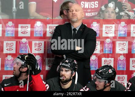 Riga, Lettonie. 20th mai 2023. L'entraîneur en chef du Canada, André Tourigny (en haut), réagit pendant le match du groupe B entre le Canada et la Suisse au Championnat du monde de hockey sur glace 2023 de l'IIHF à Riga, en Lettonie, au 20 mai 2023. Crédit: Edijs Palens/Xinhua/Alamy Live News Banque D'Images