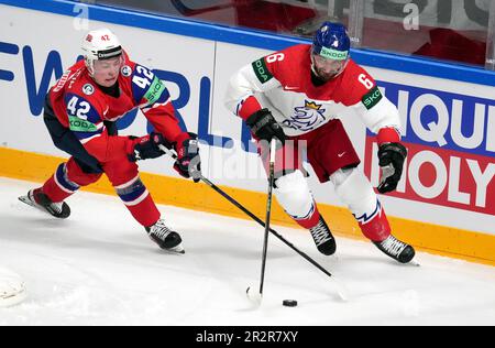 Riga, Lettonie. 20th mai 2023. Michal Kempny (R), défenseur de la République tchèque, rivalise avec Petter Vesterheim, un avant-gartiste norvégien, lors du match du groupe B entre la Norvège et la République tchèque au Championnat du monde de hockey sur glace 2023 de l'IIHF à Riga, en Lettonie, au 20 mai 2023. Crédit: Edijs Palens/Xinhua/Alamy Live News Banque D'Images