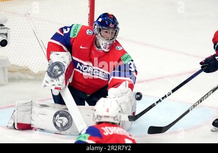 Riga, Lettonie. 20th mai 2023. Le gardien de but norvégien Henrik Haukeland tente de faire une économie lors du match du groupe B entre la Norvège et la République tchèque au Championnat du monde de hockey sur glace 2023 de l'IIHF à Riga, en Lettonie, au 20 mai 2023. Crédit: Edijs Palens/Xinhua/Alamy Live News Banque D'Images