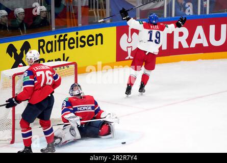 Riga, Lettonie. 20th mai 2023. Jakub Flek (R), l'avant-titre de la République tchèque, célèbre après avoir marqué son score lors du match du groupe B entre la Norvège et la République tchèque au Championnat du monde de hockey sur glace 2023 de l'IIHF à Riga, Lettonie, 20 mai 2023. Crédit: Edijs Palens/Xinhua/Alamy Live News Banque D'Images