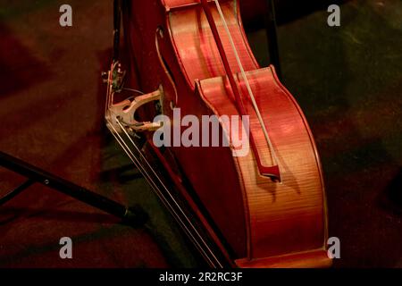 L'image d'un instrument de musique contrebasse avec un arc se trouve sur la scène Banque D'Images