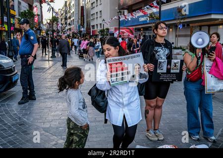 Izmir, Turquie. 20th mai 2023. Des activistes participent à la démonstration. Dans le bazar du district de Karsiyaka à Izmir, des militants ont protesté contre l'ouverture du grand centre d'expérimentation animale au 9 Eylül University, l'une des plus importantes universités d'Izmir. Crédit : SOPA Images Limited/Alamy Live News Banque D'Images