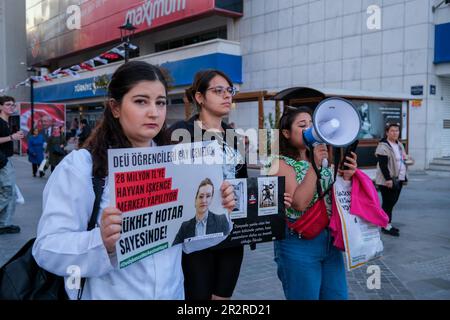 Izmir, Turquie. 20th mai 2023. Des activistes participent à la démonstration. Dans le bazar du district de Karsiyaka à Izmir, des militants ont protesté contre l'ouverture du grand centre d'expérimentation animale au 9 Eylül University, l'une des plus importantes universités d'Izmir. Crédit : SOPA Images Limited/Alamy Live News Banque D'Images