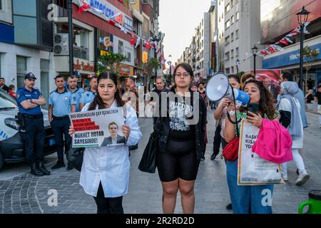 Izmir, Turquie. 20th mai 2023. Un activiste parle à travers un mégaphone pendant la manifestation. Dans le bazar du district de Karsiyaka à Izmir, des militants ont protesté contre l'ouverture du grand centre d'expérimentation animale au 9 Eylül University, l'une des plus importantes universités d'Izmir. Crédit : SOPA Images Limited/Alamy Live News Banque D'Images