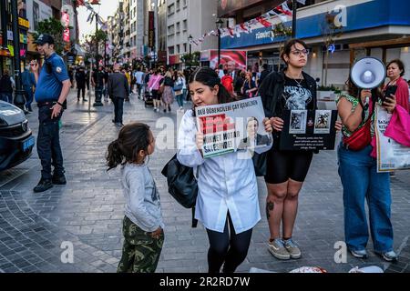 Izmir, Turquie. 20th mai 2023. Des activistes participent à la démonstration. Dans le bazar du district de Karsiyaka à Izmir, des militants ont protesté contre l'ouverture du grand centre d'expérimentation animale au 9 Eylül University, l'une des plus importantes universités d'Izmir. (Photo de Murat Kocabas/SOPA Images/Sipa USA) crédit: SIPA USA/Alay Live News Banque D'Images