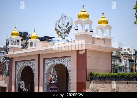 Khansa Sikh symbole religieux Saint à l'entrée gurudwara avec une image de ciel bleu clair est prise à SIS Ganj Sahib Gurudwara à Chandni Chowk, en face de Rouge Banque D'Images