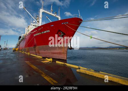 Navire rouge (chalutier d'usine) au quai d'Ushuaia en Argentine Banque D'Images