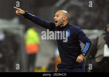 (230521) -- SANTIAGO DEL ESTERO, 21 mai 2023 (Xinhua) -- l'entraîneur en chef de l'Argentine Javier Mascherano gestes pendant le groupe de coupe du monde U20 Un match entre l'Argentine et l'Ouzbékistan à Santiago del Estero, Argentine, 20 mai 2023. (TELAM/document via Xinhua) Banque D'Images