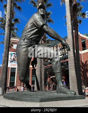 San Francisco, Californie, États-Unis. 19th mai 2023. Une statue de la star de baseball des Giants de New York et de San Francisco Willie May se trouve à l'extérieur du stade des Giants, Oracle Park, au 24 Willie Mays Plaza à San Francisco. '24'' était le nombre uniforme de Mays. (Credit image: © Mark Hertzberg/ZUMA Press Wire) USAGE ÉDITORIAL SEULEMENT! Non destiné À un usage commercial ! Banque D'Images